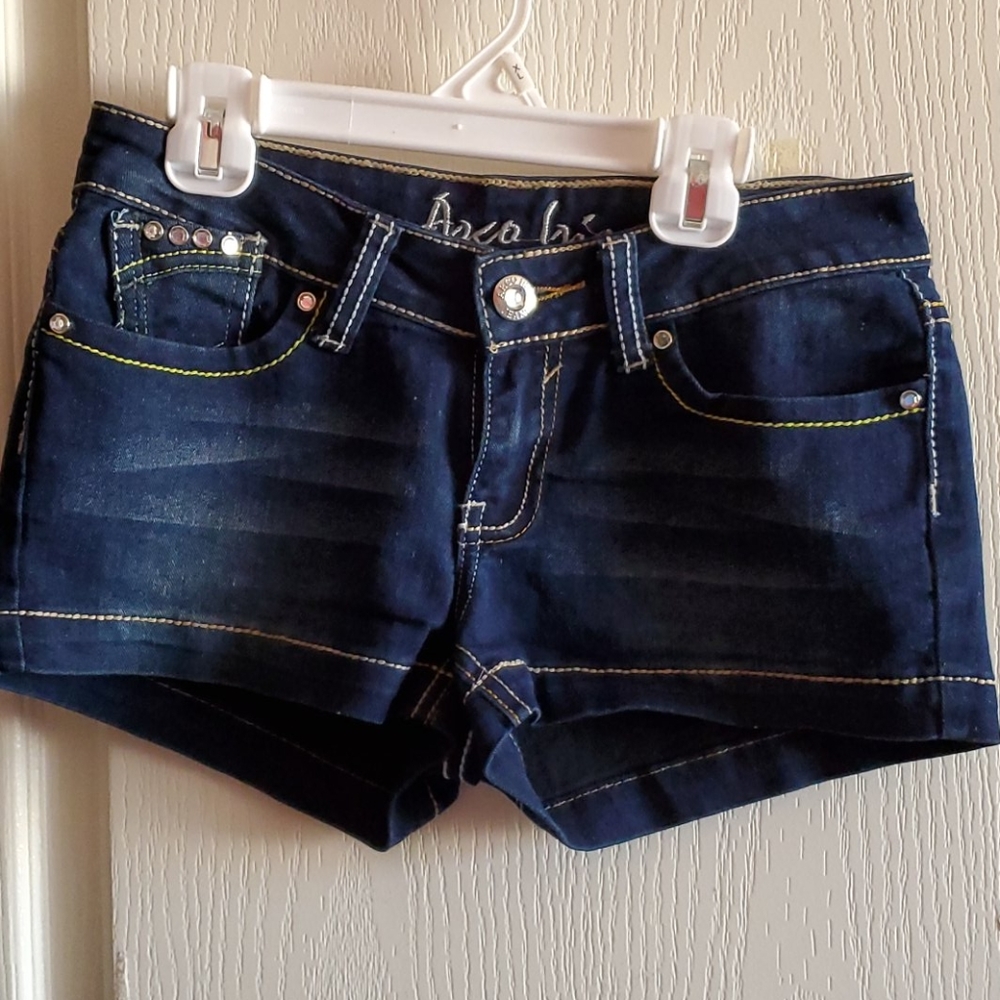 Shorts w/rhinestones and stitching on back pockets